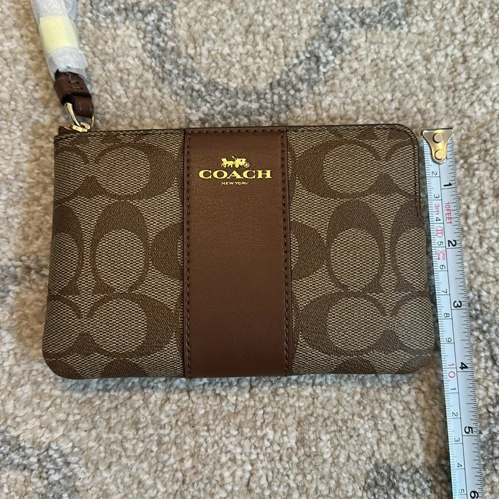 NWT Coach Wristlet/Wallet With Signature Branding - Picture 4 of 6